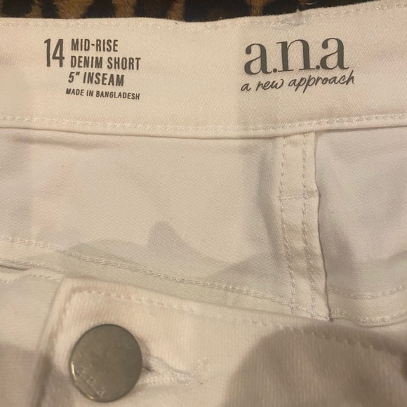 a.n.a. White denim shorts-Size 14-Frayed hem - Picture 3 of 6